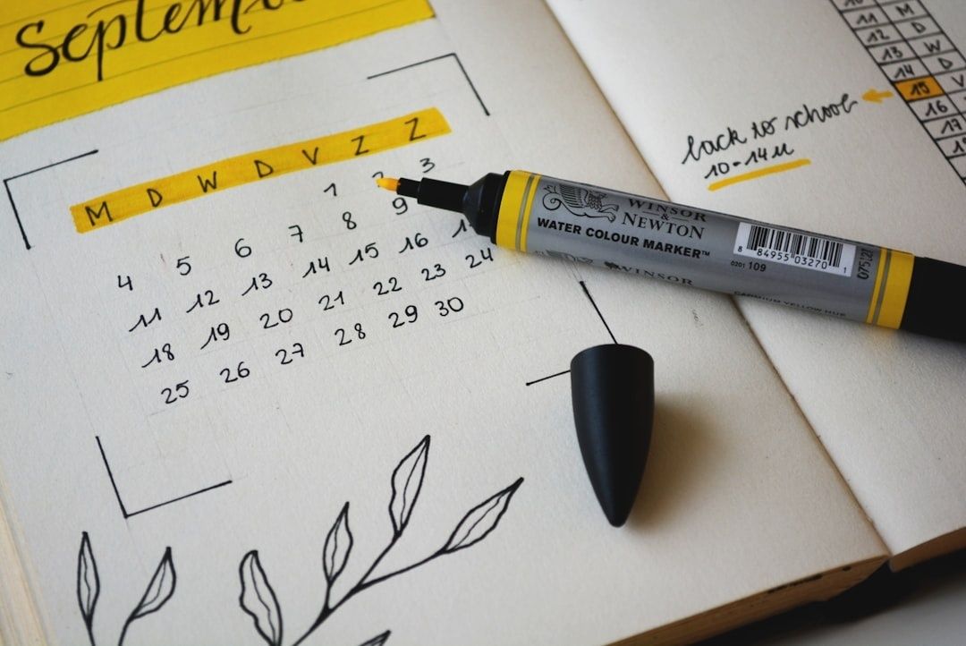 Håndskrevet septemberkalender med markeringer og vannfargetusj